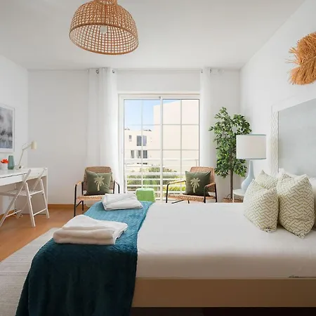 Bright And Colorful - Centrally Located - Apartment *