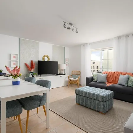 Bright And Colorful - Centrally Located -