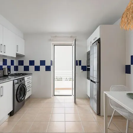 Bright And Colorful - Centrally Located - *