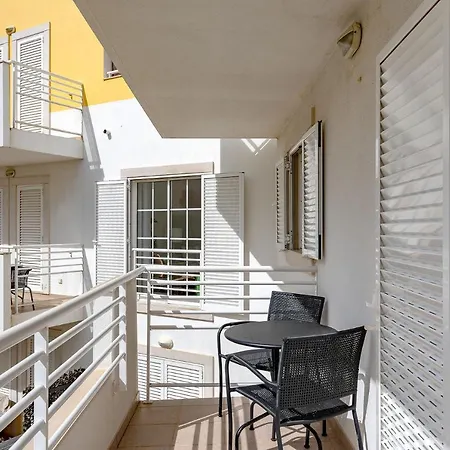 Bright And Colorful - Centrally Located - Apartment