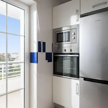 Bright And Colorful - Centrally Located - Apartment *