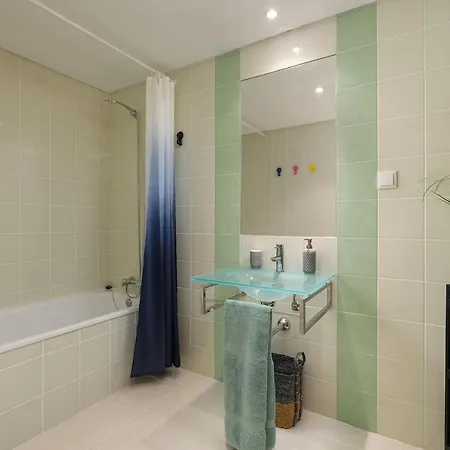 Apartment Bright And Colorful - Centrally Located - *