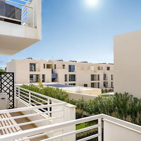 Bright And Colorful - Centrally Located -