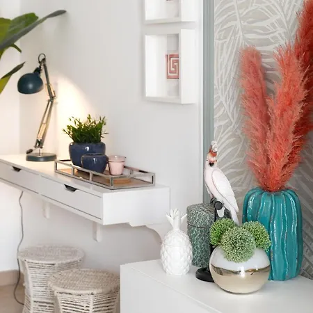 Apartment Bright And Colorful - Centrally Located - *