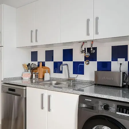 Bright And Colorful - Centrally Located - Apartment